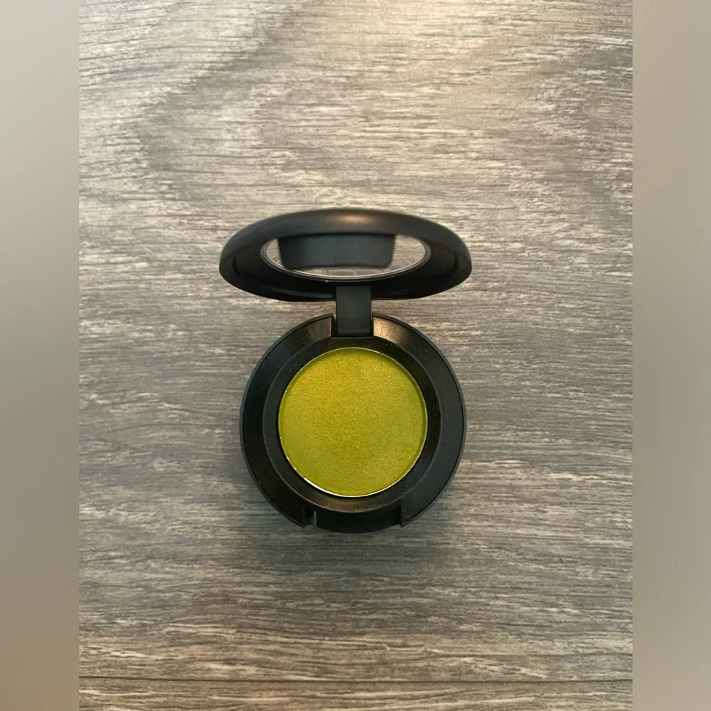MAC Long Wearing 8 Hours Highly Pigmented Pressed Eyeshadow- Eyepopping /Satin - Picture 3 of 7